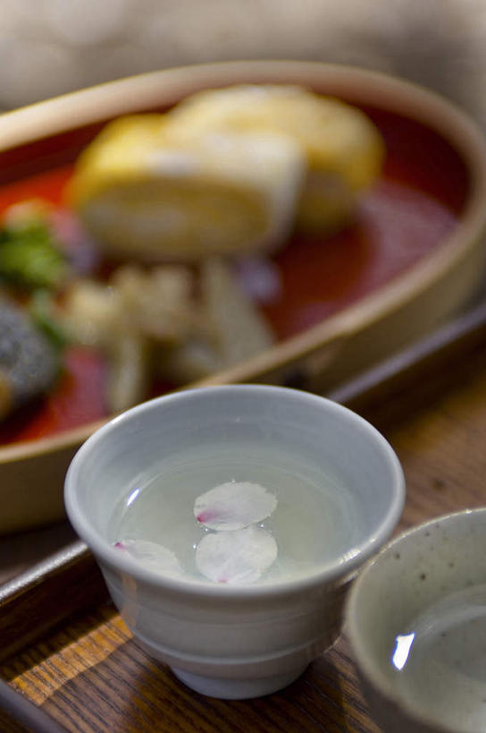 无人,竖图,俯视,室内,留白,樱花,静物,漂浮,日本文化,饮食,花,两个,摄影,高雅,简单,踏板,东亚文化,纯净,茶杯,彩图,高角度拍摄