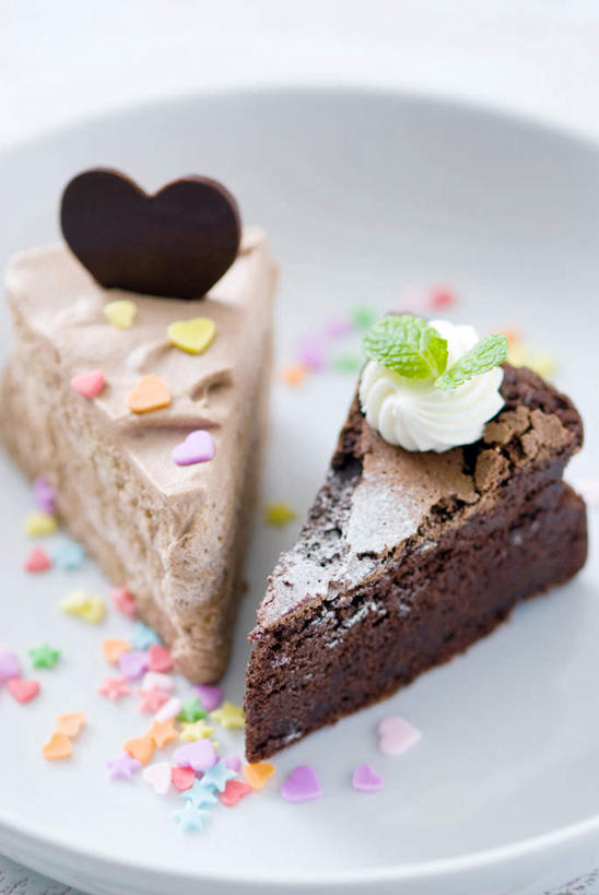 点心,无人,竖图,俯视,室内,特写,白色背景,烘焙,静物,庆祝,薄荷,美味,食品,甜点,甜品,曲奇,巧克力蛋糕,饮食,食物,糕点,两个,盘子,甜食,巧克力,草本,清新,心型,高角度拍摄,影棚拍摄,装饰菜,蛋糕,生奶油