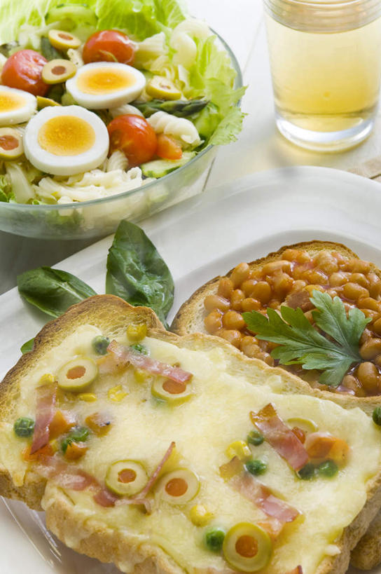 面包,奶酪,无人,竖图,俯视,室内,白色背景,蔬菜,静物,许多,新鲜,生菜,莴苣,豌豆,沙拉,食品,很多,饮食,食物,饮料,盘子,碗,摄影,有机食品,绿色食品,欧芹,罗勒,绿橄榄,简单,膳食,草本,清新,吐司面包,健康食物,春菜,鹅仔菜,莴仔菜,千金菜,叶用莴苣,樱桃番茄,彩图,高角度拍摄,影棚拍摄,装饰菜