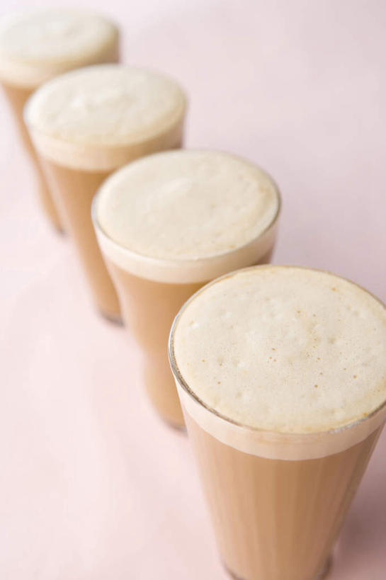 咖啡,无人,竖图,俯视,室内,静物,一排,整齐,咖啡杯,饮食,饮料,排列,四个,摄影,影棚,简单,队列,清新,摄影棚,拿铁咖啡,玻璃杯,彩图,高角度拍摄,影棚拍摄,拍摄