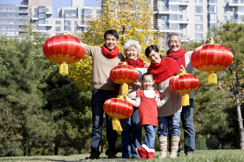 东方人,儿童,老年人,家庭,母亲,父亲,女儿,儿子,祖父母,祖母,祖父,站,横图,竖图,室外,白天,留白,正面,毛衣,快乐,兴奋,纯洁,骄傲,成功,胜利,亚洲,五个人,节日,庆祝,瓷器,灯笼,拿着,牛仔裤,休闲装,文化,刺激,竹签,树,小孩,停车,红色,围巾,社区,庆典,休闲,温暖,温馨,一家人,可爱,童年,童趣,自信,纪念,和睦,愉悦,国庆,中国文化,亲情,占卜,出示,童真,东亚,烂漫,无邪,抽签,北京市,国庆节,集体照,繁荣,天真,老年男性,老年女性,男人,男性,年轻男性,年轻女性,女孩,女人,女性,亚洲人,中国人,孩子,年轻人,长发,全家福,孙女,秋天,休闲活动,彩图,欢乐,开心,融洽,传统文化,问卜,签条,林区,传统节日