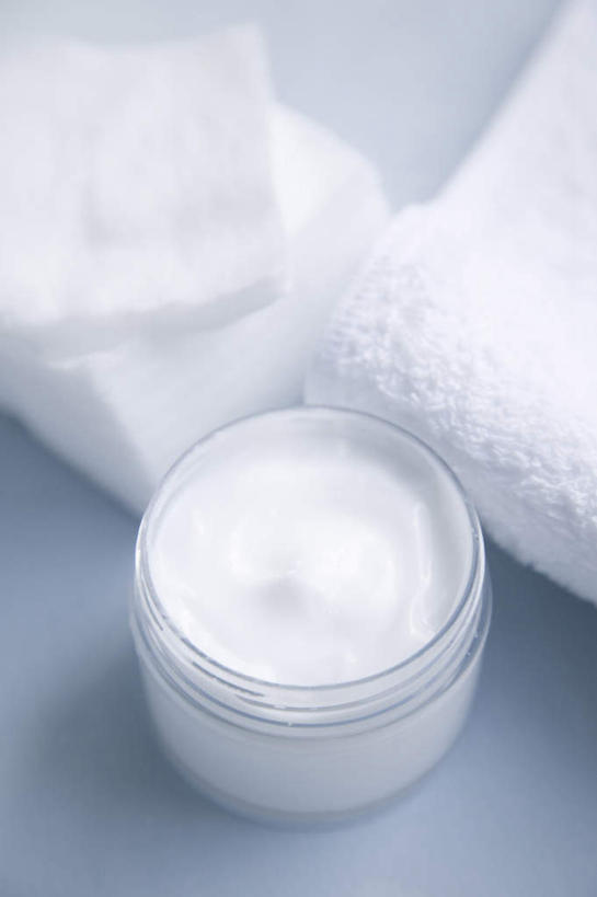 无人,竖图,室内,化妆,美容,护肤,润肤露,折叠,干净,三个,白色,容器,毛巾,保养,享受,休闲,放松,活力,保健,摄影,卫生,纯净,养颜,柔和,彩图,SPA美容