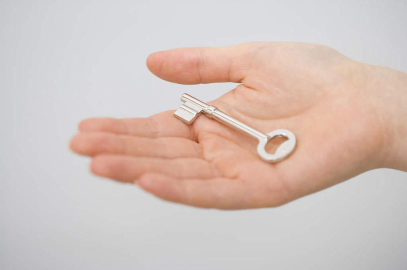 手,横图,俯视,留白,灰色背景,钥匙,古典,拿着,摄影,高雅,彩图,高角度拍摄,影棚拍摄