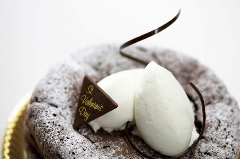 点心,无人,横图,俯视,室内,特写,白色背景,烘焙,静物,庆祝,美味,食品,甜点,甜品,饮食,食物,糕点,一个,甜食,巧克力,摄影,影棚,单个,朱古力,高雅,清新,摄影棚,巧克力奶酥,糖粉,彩图,高角度拍摄,影棚拍摄,拍摄,装饰菜,蛋糕,生奶油