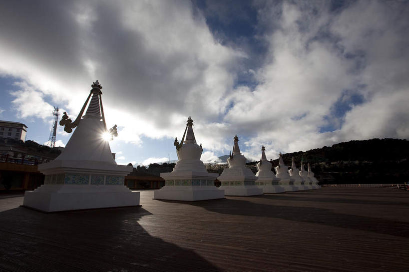 无人,横图,室外,建筑,中国,亚洲,一排,整齐,塔,梅里雪山,排列,白色,地标建筑,摄影,佛教,宗教建筑,队列,东亚,喇嘛教,云南省,彩图,传统文化