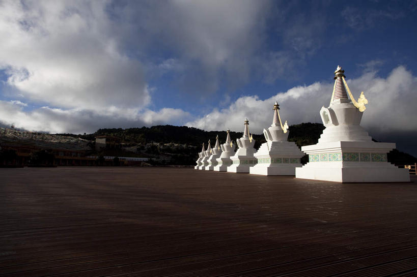 无人,横图,室外,建筑,中国,亚洲,一排,整齐,塔,梅里雪山,排列,白色,地标建筑,摄影,佛教,宗教建筑,队列,东亚,喇嘛教,云南省,彩图,传统文化