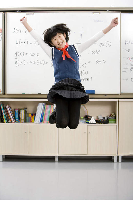 东方人,儿童,少年,一个人,学生,学校,教学楼,跳,微笑,竖图,室内,快乐,兴奋,纯洁,成功,信心,中国,亚洲,庆祝,背心,半空,教育,领巾,校园,刺激,小孩,红色,白板,教室,校服,可爱,同意,童年,童趣,知识,享乐,愉悦,童真,东亚,烂漫,无邪,北京市,天真,女孩,亚洲人,中国人,孩子,彩图,教学大楼,小学,女生,小学生