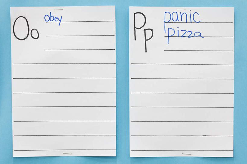 无人,学校,教学楼,横图,特写,纯洁,装饰,告示牌,围墙,教育,校园,教室,家庭作业,可爱,童年,童趣,英文字母,知识,童真,烂漫,无邪,天真,彩图,教学大楼,小学,留言板