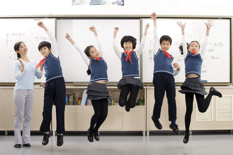 东方人,儿童,少年,学生,教师,跳,笑,微笑,露齿笑,横图,室内,衬衫,裙子,快乐,兴奋,纯洁,成功,中国,亚洲,庆祝,背心,半空,教育,领巾,刺激,小孩,红色,社区,教,教室,校服,可爱,同意,童年,童趣,享乐,愉悦,童真,东亚,烂漫,无邪,北京市,教员,天真,男孩,年轻女性,女孩,女人,女性,亚洲人,中国人,孩子,年轻人,老师,彩图,小学,先生,男生,女生,小学生