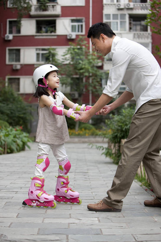 东方人,儿童,中年人,两个人,家庭,父亲,女儿,公园,站,微笑,竖图,室外,侧面,衬衫,快乐,幸福,纯洁,滚轴溜冰,北京,中国,亚洲,连接,服装,头盔,旱冰鞋,溜冰鞋,旱冰,联系,休闲装,刺激,小孩,衣服,社区,温暖,温馨,一家人,面对面,轮滑鞋,可爱,乐趣,童年,童趣,摄影,服饰,协助,和睦,享乐,衣着,穿着,关爱,肖像,滑冰鞋,童真,东亚,烂漫,无邪,单排轮滑,衣饰,天真,溜冰,轮滑,男人,女孩,女人,中年男性,亚洲人,中国人,孩子,休闲活动,手牵手,彩图,爱,融洽