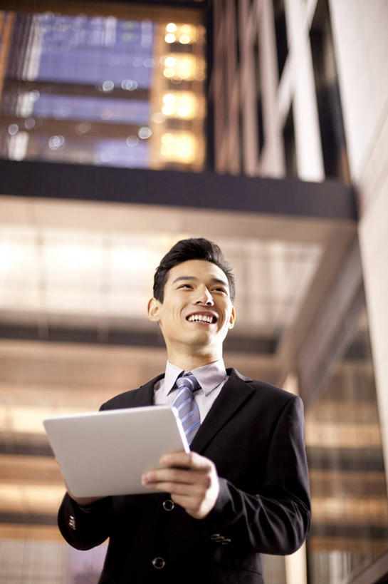 东方人,一个人,商务人士,商务男性,办公室,站,举,微笑,竖图,室外,夜晚,仰视,衬衫,商务,快乐,通讯,幸福,骄傲,成功,信心,技术,城市,北京,中国,亚洲,套装,工作,联系,刺激,职业,思考,办公大楼,活力,决定,摄影,照亮,领导,加班,商务装,逆光,工薪阶层,平板电脑,东亚,无线电技术,责任,把握,男人,男性,年轻男性,亚洲人,中国人,年轻人,白领,上班族,半身,彩图,低角度拍摄,衬衣,机遇,掌控