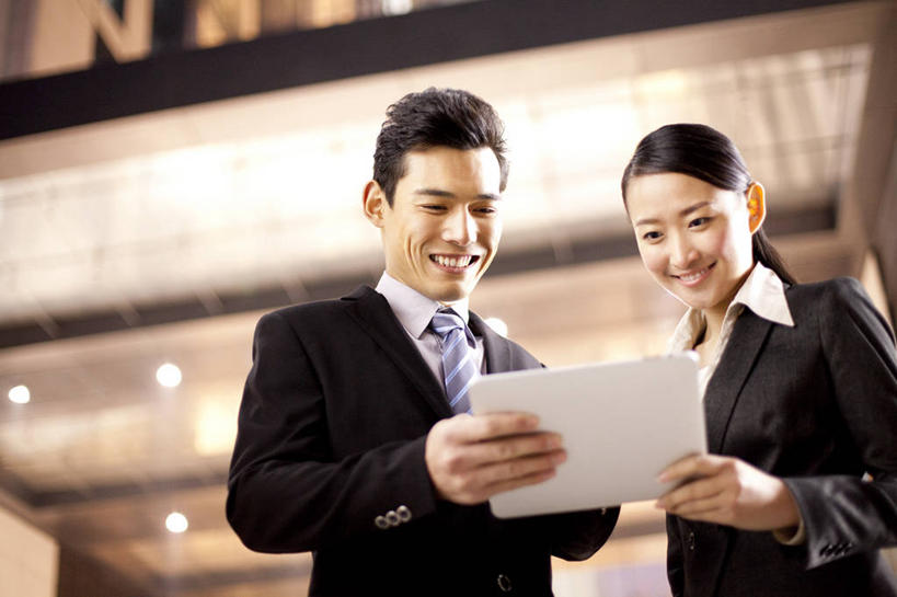 东方人,两个人,商务人士,商务男性,商务女性,办公室,站,举,微笑,横图,室外,夜晚,仰视,衬衫,商务,快乐,通讯,幸福,骄傲,成功,合作,团队,信心,技术,城市,北京,中国,亚洲,套装,工作,联系,注视,刺激,观察,看,职业,思考,办公大楼,活力,决定,摄影,观看,照亮,察看,领导,加班,关注,商务装,逆光,工薪阶层,平板电脑,东亚,无线电技术,责任,把握,男人,男性,年轻男性,年轻女性,女人,女性,亚洲人,中国人,年轻人,白领,上班族,半身,彩图,低角度拍摄,衬衣,机遇,掌控