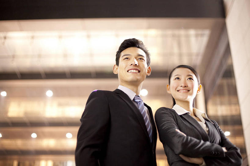东方人,脸,头,脸颊,两个人,商务人士,商务男性,商务女性,办公室,站,双手交叉,微笑,横图,室外,夜晚,仰视,衬衫,商务,快乐,幸福,骄傲,成功,合作,团队,信心,城市,北京,中国,亚洲,套装,工作,刺激,肩膀,职业,思考,办公大楼,活力,决定,摄影,照亮,领导,双手抱胸,加班,商务装,工薪阶层,东亚,责任,把握,男人,男性,年轻男性,年轻女性,女人,女性,亚洲人,中国人,年轻人,头部,脸部,脸蛋,面部,白领,上班族,彩图,低角度拍摄,衬衣,机遇,掌控