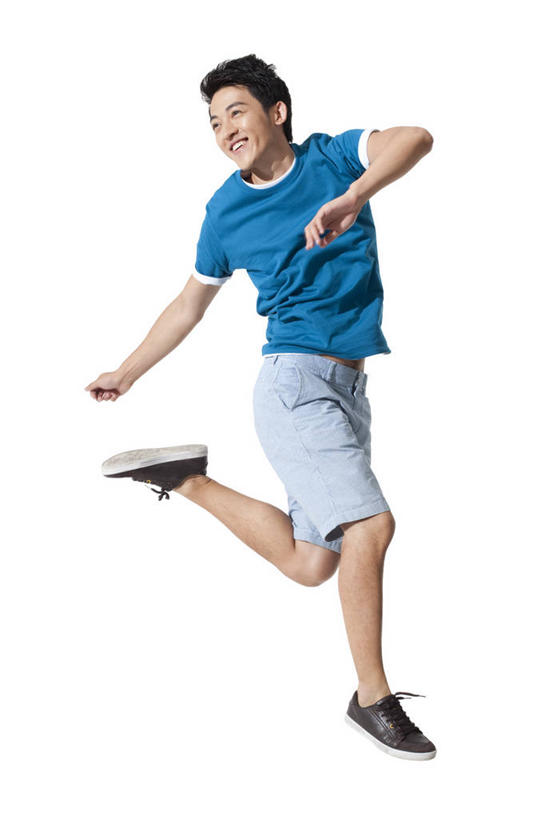 东方人,一个人,坐,跳,微笑,竖图,白色背景,正面,快乐,兴奋,中国,亚洲,半空,T恤,休闲装,刺激,休闲,享乐,愉悦,东亚,年轻男性,亚洲人,中国人,年轻人,彩图,影棚拍摄