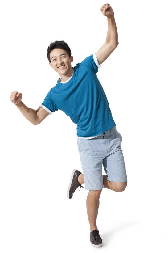 东方人,一个人,坐,微笑,竖图,白色背景,正面,快乐,兴奋,成功,中国,亚洲,欢呼,庆祝,T恤,休闲装,刺激,休闲,享乐,愉悦,东亚,年轻男性,亚洲人,中国人,年轻人,张开手臂,彩图,影棚拍摄