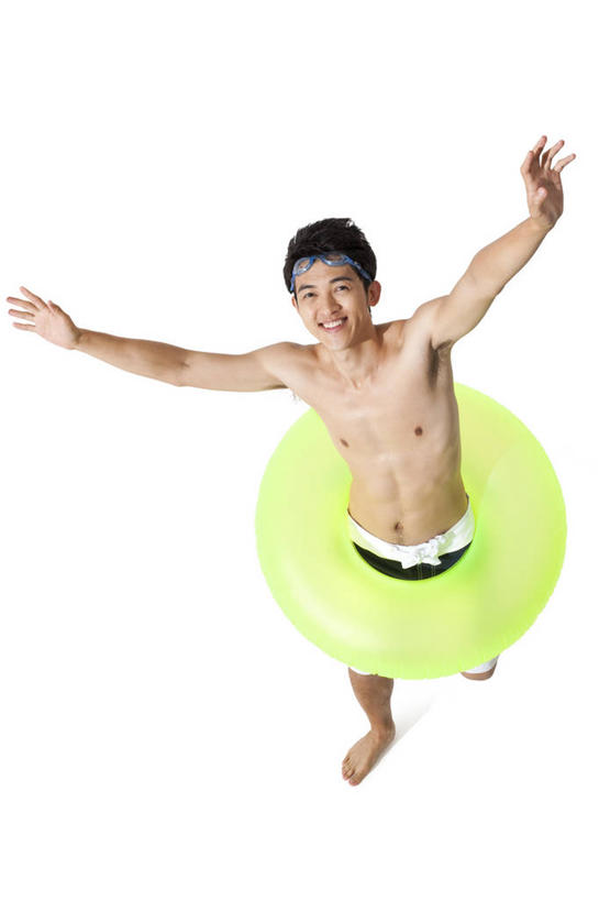 游泳,东方人,一个人,微笑,竖图,俯视,白色背景,正面,泳装,度假,日光浴,快乐,兴奋,中国,亚洲,泳裤,救生圈,塑料,刺激,塑料制品,游泳圈,夏天,充气,享乐,救生,愉悦,东亚,泅水,年轻男性,亚洲人,中国人,年轻人,张开手臂,彩图,高角度拍摄,影棚拍摄