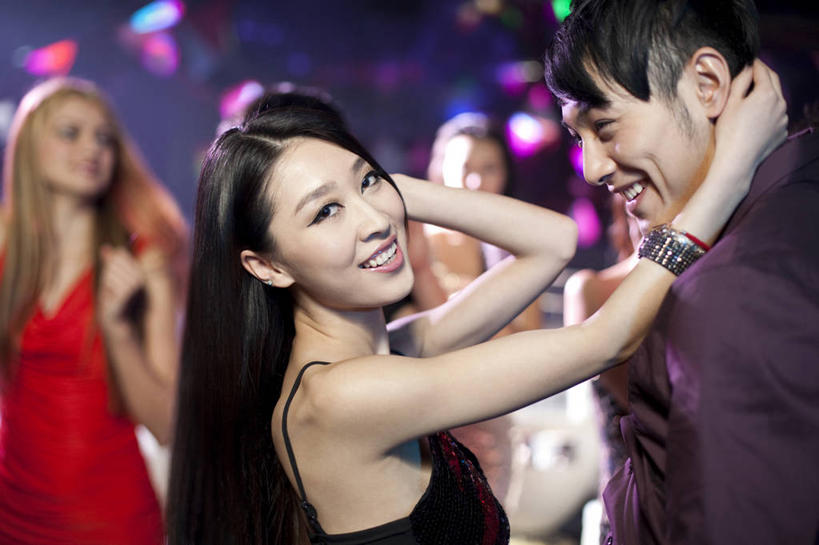 东方人,西方人,酒吧,笑,微笑,露齿笑,横图,室内,特写,正面,衬衫,聚会,时尚,性感,夜生活,快乐,兴奋,幸福,热情,北京,欧洲,中国,欧洲人,亚洲,刺激,活力,乐趣,搭,短裙,摄影,舞厅,照亮,酷,享乐,搭着,夜总会,舞池,东亚,迪斯科,男人,年轻男性,年轻女性,女人,白种人,亚洲人,中国人,年轻人,半身,彩图,欢乐,舞蹈,魅力