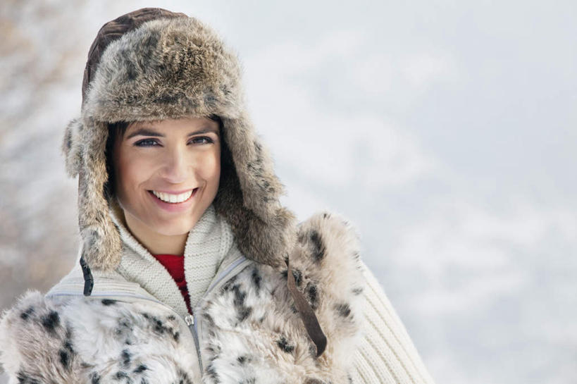 西方人,一个人,站,笑,微笑,露齿笑,横图,室外,白天,正面,雪,植物,大雪,帽子,欧洲,欧洲人,仅一个年轻女性,仅一个女性,仅一个人,服装,朦胧,模糊,装饰,积雪,雪景,冬季,冬天,注视,树,树木,衣服,绿色,天空,自然,天,观察,看,站着,温暖,寒冷,服饰,生长,晴朗,成长,观看,羽绒服,保暖,点缀,察看,御寒,关注,万里无云,衬托,美观,棉帽,严寒,雷锋帽,冬装,年轻女性,女人,女性,白种人,晴空,晴空万里,站立,半身,彩图