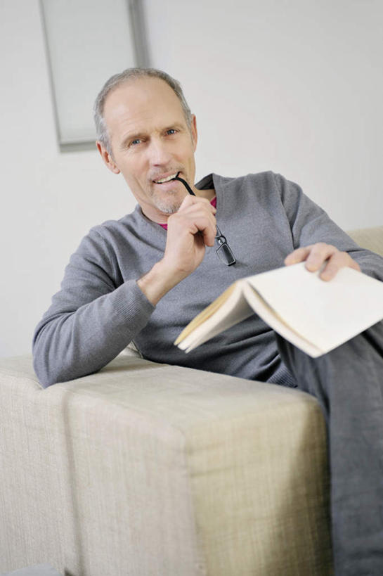 西方人,一个人,客厅,坐,竖图,室内,白天,正面,窗户,沙发,书籍,欧洲,欧洲人,仅一个男性,仅一个人,一本,一副,握,阴影,服装,反射,眼镜,影子,二郎腿,注视,休闲装,玻璃窗,衣服,观察,看,仅一个老年男性,休闲,休闲服,握着,服饰,观看,察看,叼,起居室,关注,叼着,近视眼镜,布艺沙发,客堂,老年男性,男人,男性,白种人,书,图书,坐着,半身,彩图