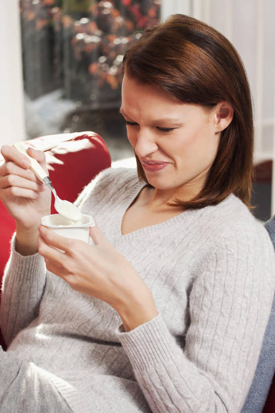 牛奶,西方人,一个人,客厅,坐,竖图,俯视,室内,白天,沙发,欧洲,欧洲人,仅一个年轻女性,仅一个女性,仅一个人,握,服装,勺子,饮品,营养,拿,拿着,注视,休闲装,酸奶,饮料,衣服,调羹,汤匙,低头,观察,看,休闲,休闲服,握着,服饰,观看,厌恶,察看,乳制品,起居室,奶,关注,发酵,优格,优酪乳,讨厌,客堂,年轻女性,女人,女性,白种人,坐着,半身,彩图,高角度拍摄,皮沙发