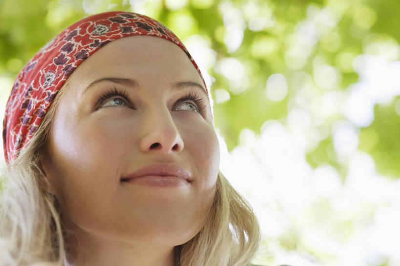 西方人,脸,头,脸颊,头发,一个人,笑,微笑,横图,室外,特写,白天,仰视,植物,生活用品,欧洲,欧洲人,仅一个年轻女性,仅一个女性,仅一个人,阴影,环保,朦胧,模糊,光线,头巾,影子,手帕,注视,手绢,树,树木,绿色,阳光,自然,日用品,观察,看,金色,生长,成长,观看,察看,关注,美观,年轻女性,女人,女性,白种人,头部,长发,直发,脸部,脸蛋,面部,抬头,仰头,半身,彩图,低角度拍摄