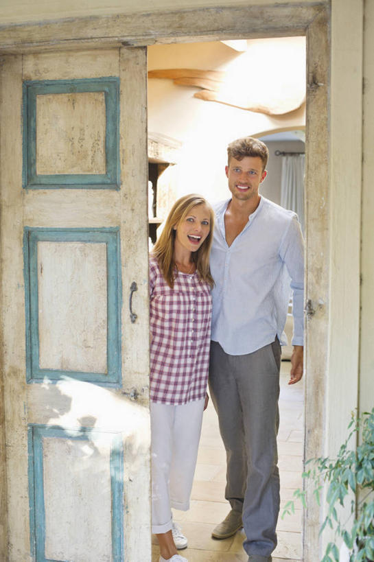 西方人,两个人,家庭,夫妻,站,笑,微笑,露齿笑,竖图,室外,白天,正面,爱情,窗户,门,天花板,欧洲,欧洲人,阴影,服装,欢迎,光线,影子,浪漫,注视,休闲装,玻璃窗,衣服,阳光,门框,打开,观察,看,站着,休闲,温暖,温馨,一家人,休闲服,恩爱,恋人,服饰,观看,和睦,察看,开启,关注,男人,男性,年轻男性,年轻女性,女人,女性,白种人,夫妇,情侣,站立,彩图,全身,伴侣,融洽