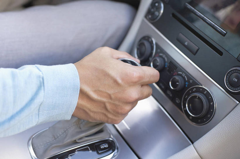 西方人,手,一个人,坐,横图,俯视,室内,特写,白天,衬衫,汽车,欧洲,欧洲人,仅一个男性,仅一个人,仅一个中年男性,一辆,握,阴影,服装,裤子,反射,标志,工具,数字,文字,影子,字符,指针,休闲裤,休闲装,标识,车,一个,衣服,交通工具,轿车,驾驶,行驶,休闲,手部,休闲服,握着,阿拉伯数字,服饰,单个,单手,操纵,控制,载具,仪表盘,操控,变速杆,把持,仪表,男人,男性,中年男性,白种人,坐着,半身,彩图,高角度拍摄,衬衣,变速