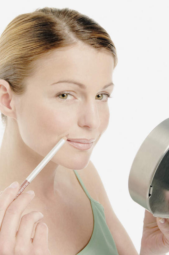 西方人,脸,头,脸颊,手,一个人,站,竖图,室内,特写,白天,白色背景,侧面,化妆,美容,时尚,镜子,吊带,欧洲,欧洲人,仅一个年轻女性,仅一个女性,仅一个人,护肤,握,阴影,服装,反射,影子,涂抹,注视,吊带衫,肩膀,衣服,彩妆,观察,看,站着,保养,享受,休闲,手部,放松,握着,保健,摄影,服饰,影棚,观看,单手,镜像,察看,美容工具,衣着,镜面,穿着,关注,唇笔,养颜,化妆工具,衣饰,尤物,年轻女性,女人,女性,白种人,头部,脸部,脸蛋,面部,站立,半身,彩图,影棚拍摄,拍摄,佳丽,丽人,美人