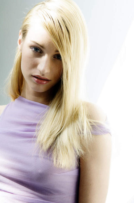 西方人,一个人,站,竖图,室内,白天,白色背景,正面,欧洲,欧洲人,仅一个年轻女性,仅一个女性,仅一个人,阴影,服装,反射,影子,休闲装,衣服,站着,休闲,休闲服,摄影,服饰,影棚,尤物,年轻女性,女人,女性,白种人,站立,半身,彩图,影棚拍摄,拍摄,佳丽,丽人,美人