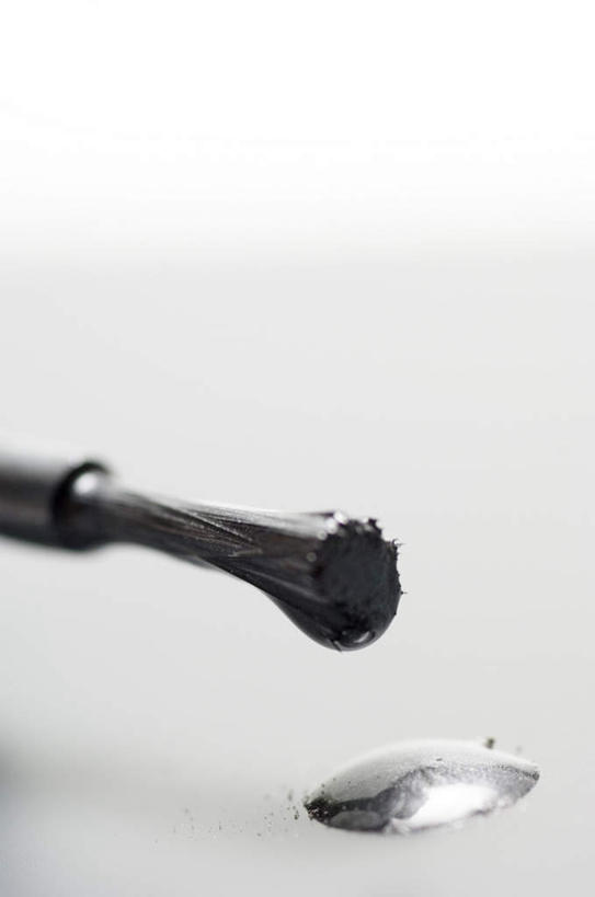 无人,竖图,俯视,室内,特写,白天,静物,阴影,灰色背景,朦胧,模糊,装饰,反射,影子,银色,指甲油,一个,化妆刷,刷子,摄影,影棚,单个,华丽,修饰,点缀,美容工具,指甲刷,化妆工具,衬托,美观,雅致,雅观,彩图,高角度拍摄,影棚拍摄,拍摄