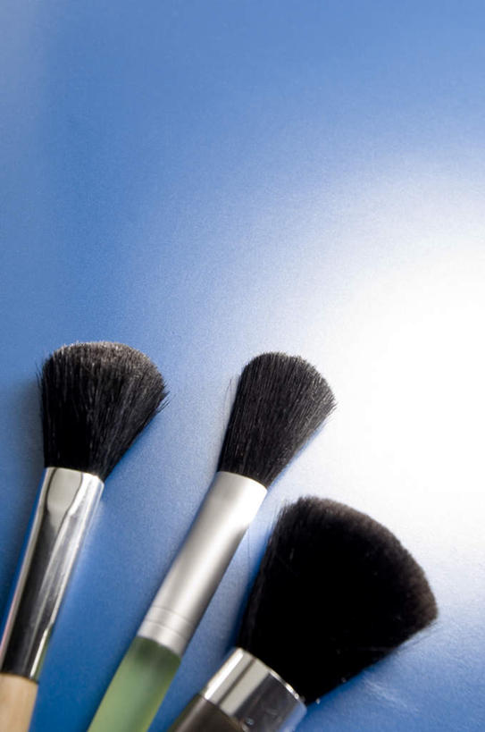 无人,竖图,俯视,室内,特写,白天,静物,阴影,蓝色背景,朦胧,模糊,反射,影子,三个,化妆刷,刷子,摄影,影棚,腮红刷,美容工具,彩妆刷,化妆工具,蜜粉刷,彩图,高角度拍摄,影棚拍摄,拍摄