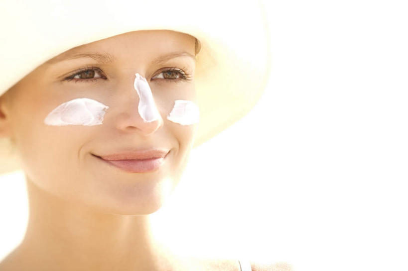 西方人,脸,头,脸颊,脖子,一个人,站,笑,微笑,横图,室外,特写,白天,正面,帽子,欧洲,欧洲人,仅一个年轻女性,仅一个女性,仅一个人,阴影,朦胧,模糊,光线,影子,注视,阳光,化妆品,遮阳帽,观察,看,站着,观看,察看,防晒乳,防晒霜,护肤品,化妆用品,关注,护肤用品,年轻女性,女人,女性,白种人,头部,脖,颈,颈部,脸部,脸蛋,面部,站立,半身,彩图