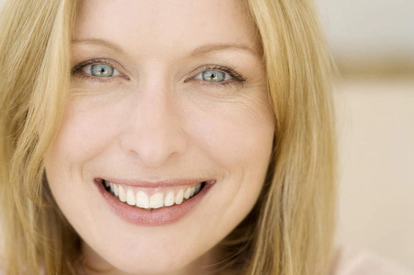 西方人,脸,头,脸颊,头发,一个人,笑,微笑,露齿笑,横图,室内,特写,白天,正面,欧洲,欧洲人,仅一个年轻女性,仅一个女性,仅一个人,朦胧,模糊,注视,黄色,观察,看,金色,观看,察看,关注,年轻女性,女人,女性,白种人,头部,长发,直发,脸部,脸蛋,面部,半身,彩图