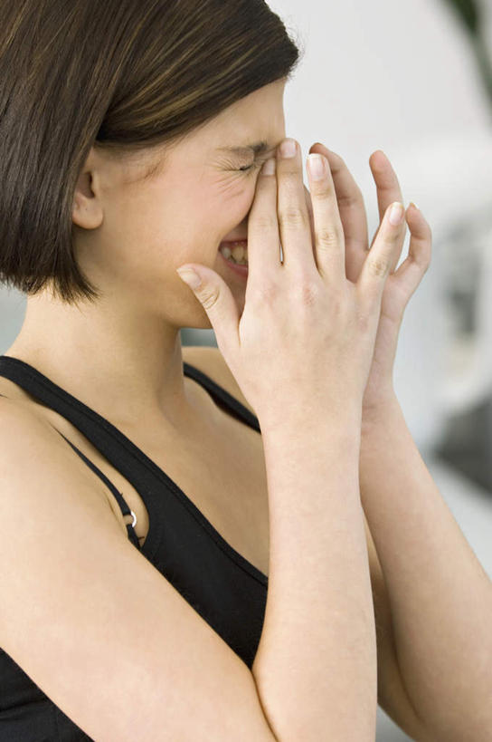 西方人,脸,头,脸颊,脖子,手,一个人,闭眼,竖图,室内,特写,白天,侧面,吊带,欧洲,欧洲人,双手,仅一个年轻女性,仅一个女性,仅一个人,擦,抚摸,服装,朦胧,模糊,吊带衫,肩膀,衣服,手部,擦拭,服饰,感冒,衣着,穿着,衣饰,伤风,揩擦,拭,年轻女性,女人,女性,白种人,头部,脖,颈,颈部,脸部,脸蛋,面部,闭眼睛,闭着眼,闭着眼睛,半身,彩图,轻抚