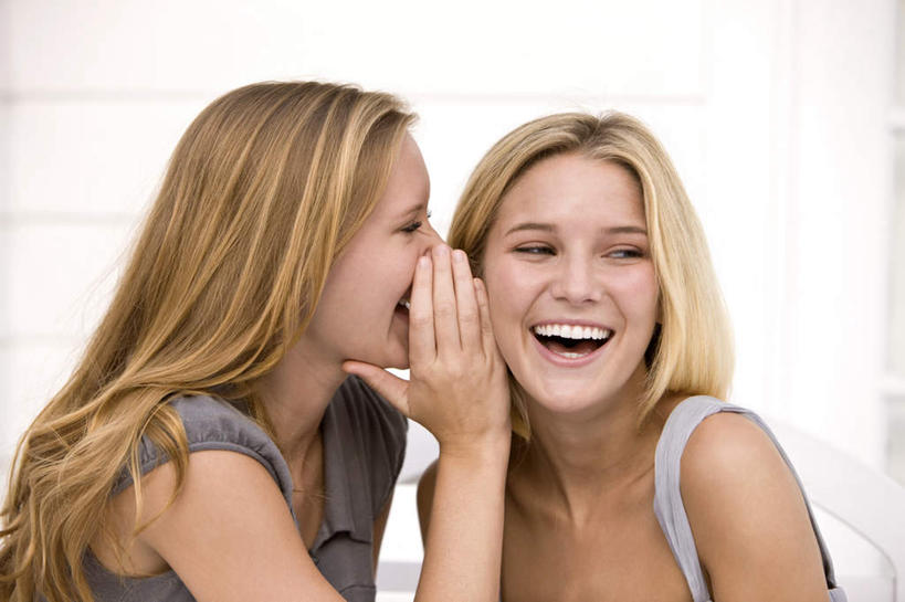 西方人,脸,头,脸颊,手,两个人,伙伴,朋友,笑,说,微笑,露齿笑,横图,室内,白天,正面,讨论,友谊,欧洲,欧洲人,服装,注视,休闲装,衣服,观察,看,休闲,手部,休闲服,服饰,观看,单手,察看,关注,私语,密语,耳语,交流,友情,年轻女性,女人,女性,白种人,头部,脸部,脸蛋,面部,沟通,讲话,交谈,商讨,说话,谈话,半身,彩图