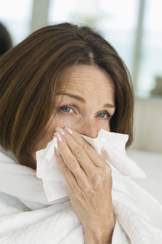 西方人,脸,头,脸颊,手,一个人,竖图,室内,特写,白天,正面,窗户,纺织品,欧洲,欧洲人,仅一个女性,仅一个人,擦,抚摸,朦胧,模糊,装饰,毛毯,毯子,注视,玻璃窗,纺织,白色,垫子,纸巾,观察,看,温暖,手部,擦拭,仅一个老年女性,观看,单手,华丽,修饰,点缀,察看,感冒,关注,衬托,美观,雅致,雅观,伤风,揩擦,拭,老年女性,女人,女性,白种人,头部,脸部,脸蛋,面部,半身,彩图,轻抚