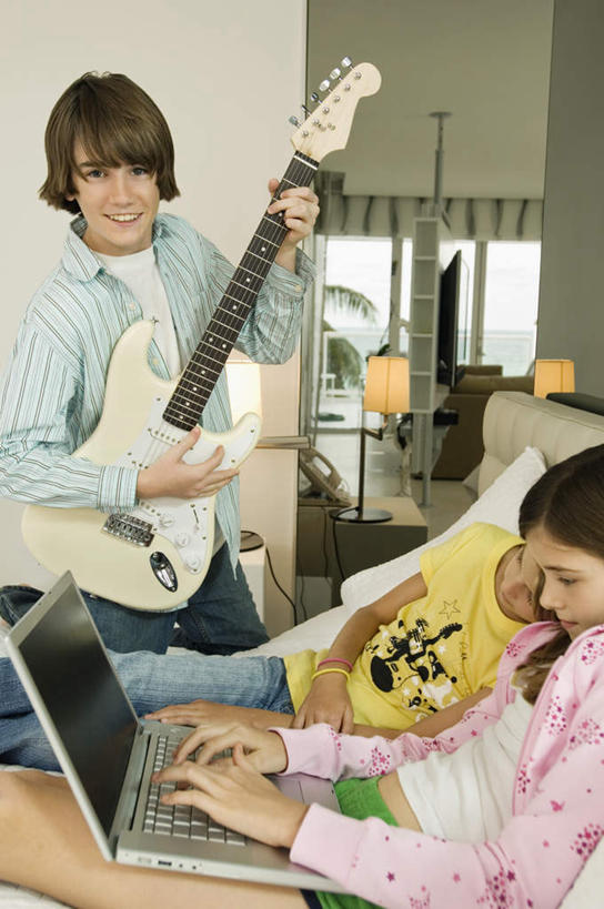 西方人,儿童,三个人,家庭,坐,闭眼,睡,竖图,室内,白天,侧面,快乐,满意,幸福,纯洁,电脑,笔记本电脑,床,卧室,欧洲,欧洲人,敲打,服装,网络,双人床,床单,电吉他,乐器,弦乐器,音响,音乐,依偎,注视,休闲装,娱乐,输入,通讯设备,被子,小孩,衣服,耳机,打字,观察,看,靠,靠着,倚靠,享受,休闲,温暖,温馨,一家人,休闲服,放松,可爱,童年,童趣,服饰,观看,点击,敲击,和睦,察看,无线,舒适,个人,被单,享乐,倚着,关注,弹拨弦鸣乐器,通信设备,无线网络,无线上网,便携式电脑,童真,烂漫,无邪,依附,依赖,投靠,天真,按键,手提电脑,男孩,男人,男性,女孩,女人,女性,白种人,闭眼睛,闭着眼,闭着眼睛,困,困觉,寝息,睡觉,坐着,半身,彩图,睡房,卧房,融洽,弹拨弦乐器,男生,女生