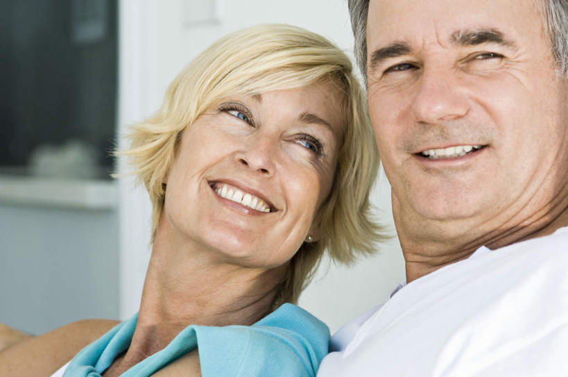 西方人,中年人,脸,头,脸颊,两个人,家庭,夫妻,坐,笑,微笑,露齿笑,横图,室内,特写,白天,正面,爱情,欧洲,欧洲人,服装,浪漫,依偎,注视,休闲装,肩膀,衣服,观察,看,靠,靠着,倚靠,休闲,温暖,温馨,一家人,休闲服,恩爱,恋人,服饰,观看,和睦,察看,倚着,关注,依附,依赖,投靠,男人,男性,女人,女性,中年男性,中年女性,白种人,头部,脸部,脸蛋,面部,夫妇,情侣,坐着,半身,彩图,伴侣,融洽