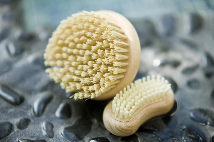 无人,横图,俯视,室外,特写,白天,石头,静物,朦胧,模糊,石子,两个,刷子,鹅卵石,沐浴刷,清洁用具,按摩石,洗浴用具,石块,彩图,高角度拍摄