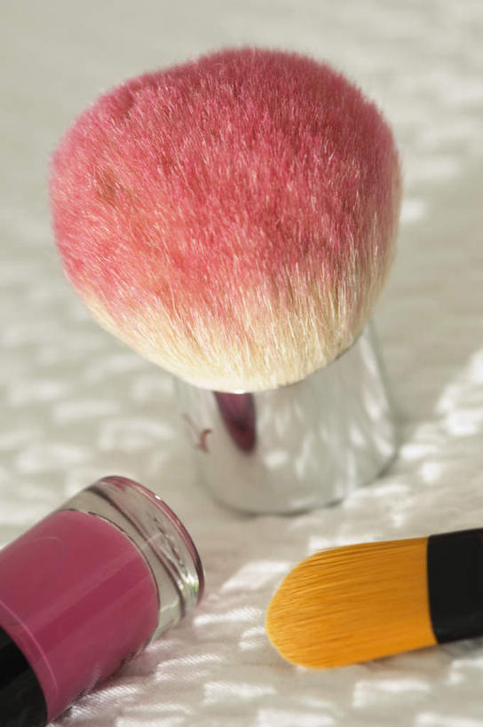 无人,竖图,俯视,室内,特写,白天,桌面,桌子,静物,装饰,木制,指甲油,玻璃制品,一个,玻璃瓶,粉扑,化妆刷,木制品,瓶子,刷子,单个,腮红刷,华丽,修饰,点缀,美容工具,彩妆刷,化妆工具,衬托,美观,雅致,雅观,彩图,高角度拍摄