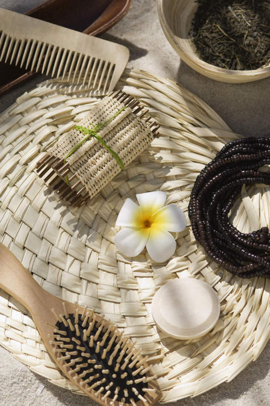 无人,竖图,俯视,室外,特写,白天,化妆,美容,一块,护肤,盛开,陶瓷,陶瓷制品,花蕾,梳子,花,花瓣,花朵,鲜花,一朵,白色,化妆品,容器,肥皂,碗,香皂,日用品,洗浴用品,花苞,花蕊,清洁,保养,享受,休闲,粉底液,放松,保健,储藏,粉底,修饰,护肤品,化妆用品,储存,护肤用品,舒缓,遮盖,养颜,吸脂,美发用品,去污,紧肤,嫩肤,洗涤,彩图,高角度拍摄,贮存,防晒