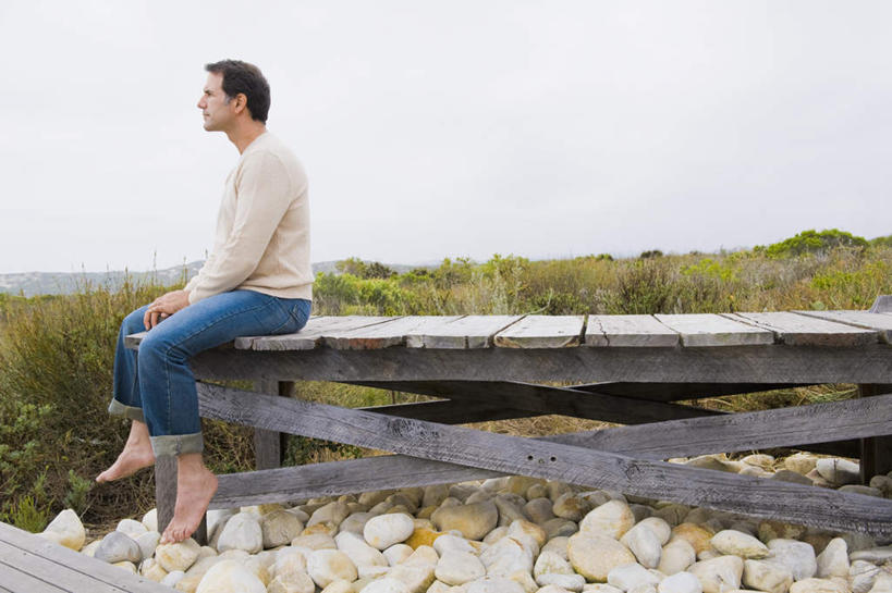 西方人,一个人,坐,横图,室外,白天,侧面,草地,草坪,石头,植物,道路,路,欧洲,欧洲人,仅一个男性,仅一个人,仅一个中年男性,服装,裤子,木制,石子,小路,交通,注视,牛仔裤,休闲装,草,衣服,绿色,木制品,观察,看,休闲,休闲服,服饰,观看,察看,关注,男人,男性,中年男性,白种人,石块,岩石,坐着,彩图,全身