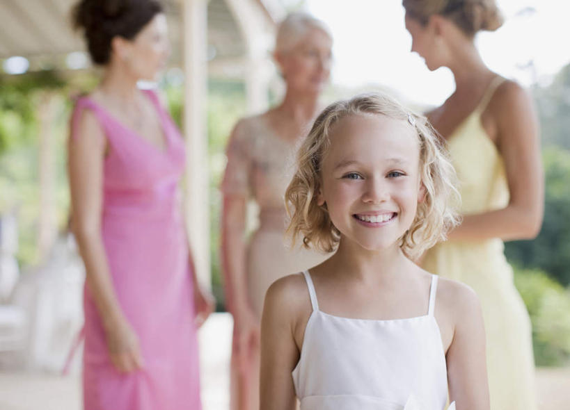 西方人,四个人,伙伴,朋友,站,笑,微笑,露齿笑,横图,室外,白天,正面,裙子,婚礼,快乐,友谊,纯洁,树林,植物,欧洲,欧洲人,连衣裙,朦胧,模糊,庆祝,结婚,注视,树,树木,绿色,自然,观察,看,站着,喜庆,可爱,童年,童趣,生长,成长,观看,纪念,察看,关注,童真,烂漫,无邪,天真,友情,女人,女性,中年女性,白种人,站立,半身,彩图,高兴