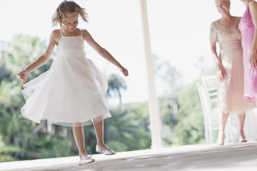 西方人,儿童,三个人,伙伴,朋友,站,伸展双臂,横图,室外,白天,仰视,裙子,婚礼,快乐,友谊,纯洁,树林,植物,欧洲,欧洲人,连衣裙,服装,庆祝,结婚,注视,树,树木,小孩,衣服,绿色,自然,观察,看,站着,喜庆,可爱,童年,童趣,服饰,生长,成长,观看,纪念,察看,衣着,穿着,关注,童真,烂漫,无邪,衣饰,天真,友情,女孩,女人,女性,中年女性,白种人,敞开双臂,伸开双臂,展开双肩,站立,张开手臂,张开双臂,半身,彩图,低角度拍摄,高兴,女生