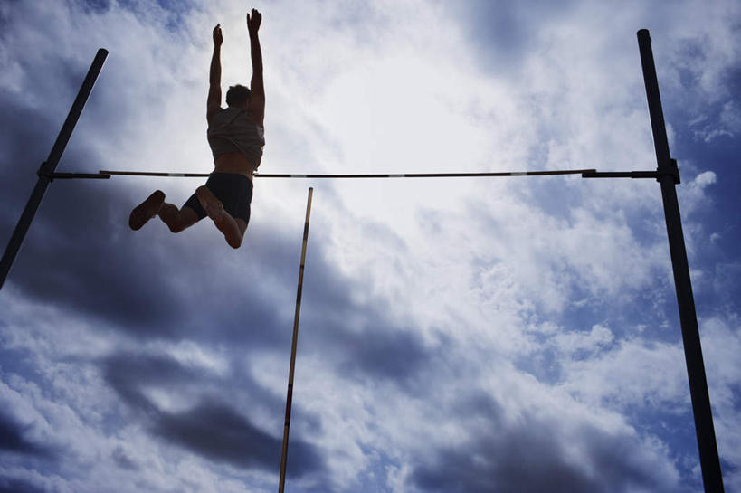 西方人,一个人,运动员,跳,举,横图,室外,白天,仰视,运动服,锻炼,旅游,度假,运动,撑杆跳高,欧洲,欧洲人,仅一个男性,仅一个人,阴影,服装,光线,影子,云,云朵,半空,云彩,娱乐,仅一个年轻男性,衣服,蓝色,白云,蓝天,天空,阳光,天,托,享受,休闲,放松,服饰,晴朗,衣着,穿着,室外运动,户外运动,衣饰,撑竿跳,撑竿跳高,撑杆跳,男人,男性,年轻男性,白种人,晴空,体育运动员,运动选手,举起,举手,举着,跳跃,向上举,向上伸,向上托,彩图,低角度拍摄,全身,健身,运动装