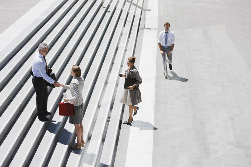 西方人,四个人,同事,商务人士,商务男性,商务女性,站,走,握手,笑,微笑,露齿笑,横图,俯视,室外,白天,衬衫,成功,合作,团队,集体,信心,楼梯,欧洲,欧洲人,阴影,套装,光线,包,公文包,影子,阶梯,注视,队伍,相视,台阶,阳光,观察,看,站着,面对面,公事包,观看,对视,察看,领导,互视,成就,关注,相对,商务装,合伙,领袖,工薪阶层,相看,男人,男性,年轻男性,女人,女性,中年男性,中年女性,白种人,白领,上班族,步行,搀手,拉手,散步,手搀手,手拉手,手牵手,手握手,站立,走路,彩图,高角度拍摄,全身,衬衣