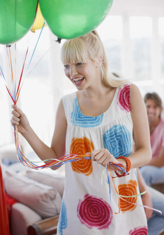 西方人,两个人,伙伴,朋友,客厅,站,坐,笑,微笑,露齿笑,竖图,室内,白天,正面,友谊,窗户,落地窗,沙发,欧洲,欧洲人,握,服装,朦胧,模糊,装饰,丝绸,丝带,塑料,缎带,拿,拿着,注视,休闲装,玻璃窗,绸带,装饰品,衣服,绿色,气球,饰品,手链,首饰,塑料制品,观察,看,站着,休闲,休闲服,橡胶,握着,服饰,手镯,观看,华丽,修饰,点缀,察看,起居室,关注,镯子,布艺沙发,橡胶制品,衬托,美观,雅致,雅观,客堂,友情,年轻女性,女人,女性,白种人,站立,坐着,半身,彩图