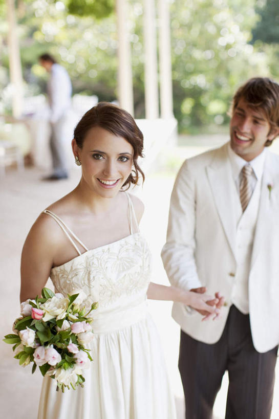 西方人,两个人,家庭,夫妻,新娘,新郎,站,握手,笑,微笑,露齿笑,竖图,室外,白天,正面,婚纱,衬衫,西装,爱情,婚礼,快乐,植物,欧洲,欧洲人,握,套装,正装,朦胧,模糊,庆祝,盛开,捧花,手捧花,领带,结婚,浪漫,拿,花蕾,拿着,注视,职业装,花,花瓣,花朵,鲜花,树,树木,绿色,自然,花束,花苞,花蕊,观察,看,站着,温暖,温馨,喜庆,一家人,恩爱,握着,恋人,生长,成长,观看,纪念,和睦,察看,关注,婚礼捧花,男人,男性,年轻男性,年轻女性,女人,女性,白种人,年轻人,夫妇,情侣,搀手,拉手,手拉手,手握手,站立,半身,彩图,衬衣,婚礼服,礼服,高兴,伴侣,融洽