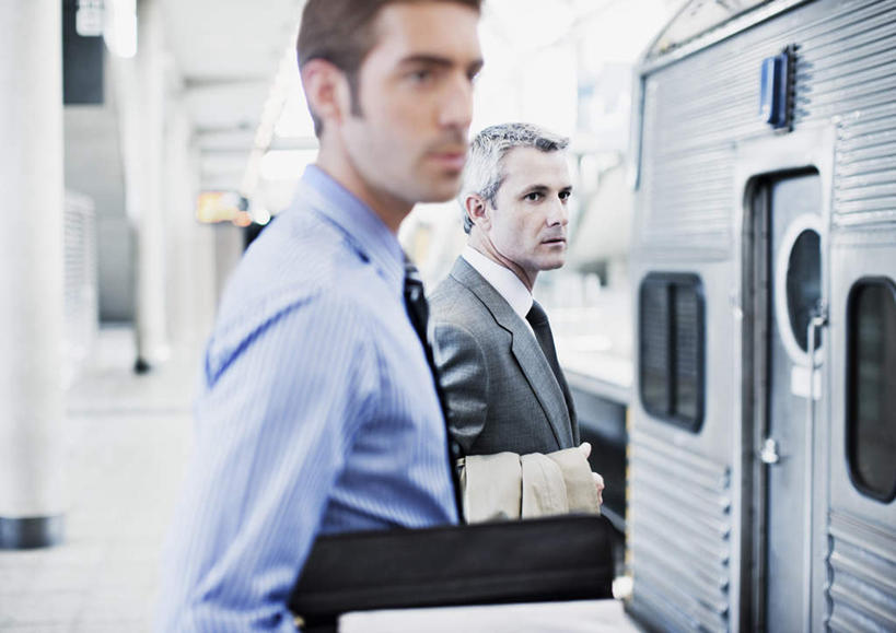 西方人,两个人,同事,商务人士,商务男性,站,横图,室内,白天,侧面,衬衫,成功,合作,团队,集体,信心,地铁,车站,欧洲,欧洲人,握,套装,朦胧,模糊,包,公文包,站台,轨道交通,拿,拿着,扭头,注视,队伍,月台,观察,看,站着,转头,握着,公事包,观看,察看,领导,成就,关注,商务装,合伙,领袖,工薪阶层,男人,男性,年轻男性,中年男性,白种人,白领,上班族,站立,半身,彩图,衬衣,地铁机动车,地下铁,轻轨