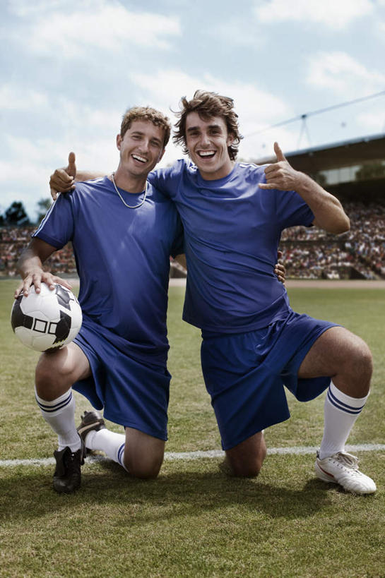 西方人,两个人,伙伴,朋友,运动员,足球场,跪,抱,笑,微笑,露齿笑,竖图,室外,白天,正面,运动服,友谊,合作,团队,足球,草地,草坪,植物,欧洲,欧洲人,服装,云,云朵,足球装备,足球运动员,云彩,注视,运动器械,草,衣服,蓝色,绿色,白云,蓝天,天空,天,观察,看,健身器械,战略,服饰,晴朗,抱着,观看,察看,搂着,衣着,穿着,关注,健身器材,绿茵场,联合,合谋,蹴鞠,衣饰,配合,协作,足球运动,男人,男性,年轻男性,白种人,晴空,体育运动员,运动选手,跪着,搂,搂抱,彩图,全身,足球比赛场地,运动器材,运动装